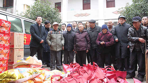 為老人送去寒春的溫暖——綠之韻黨總支部、團支部開展學(xué)雷鋒送愛心活動