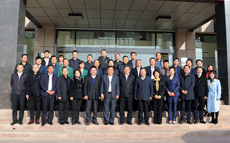 胡國(guó)安董事長(zhǎng)陪同湖南省政協(xié)副主席張健一行赴寧夏調(diào)研