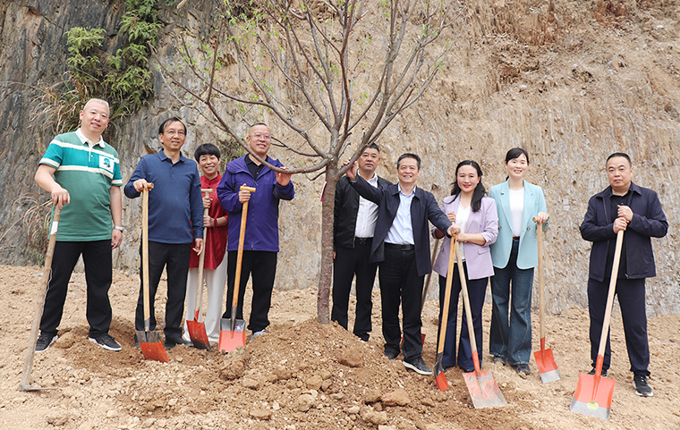 人大護(hù)綠·鄉(xiāng)村振興 | 胡均安代表參加益陽市“五級(jí)代表齊添綠”植樹行動(dòng)