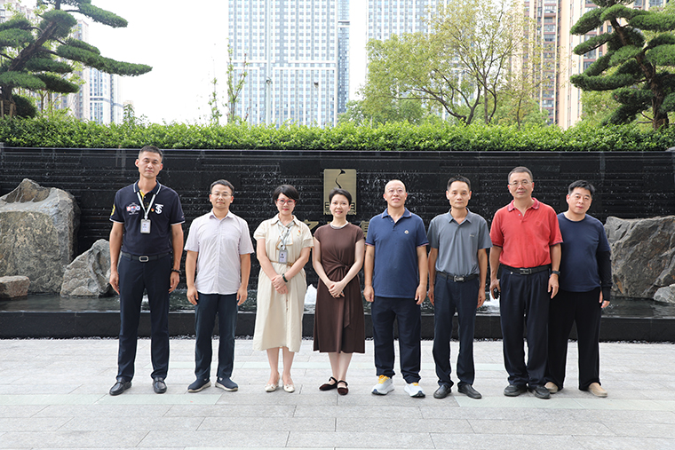 中共長沙市雨花區(qū)區(qū)委常委、政法委書記劉燕妮一行蒞臨綠之韻中心調(diào)研